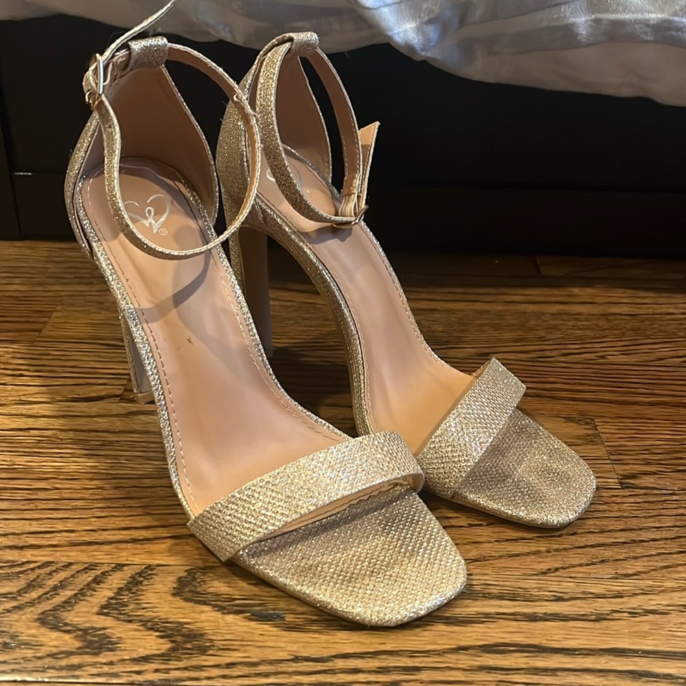 Brand: Windsor, Color: Gold, Size: 7.5. Great condition, worn one time.